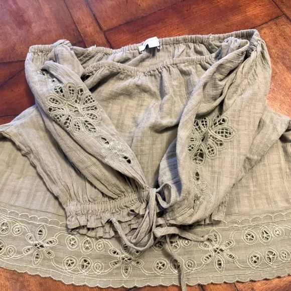 American Eagle Outfitters Green Puff Sleeve Crop Blouse - Picture 2 of 4